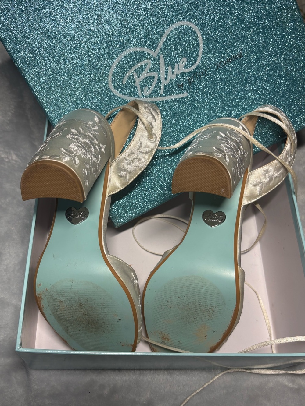 RARE 🤍🩵 Betsey Johnson Lace-Up White/IVORY Embroidered Block Heel-sz 10 - Picture 8 of 8